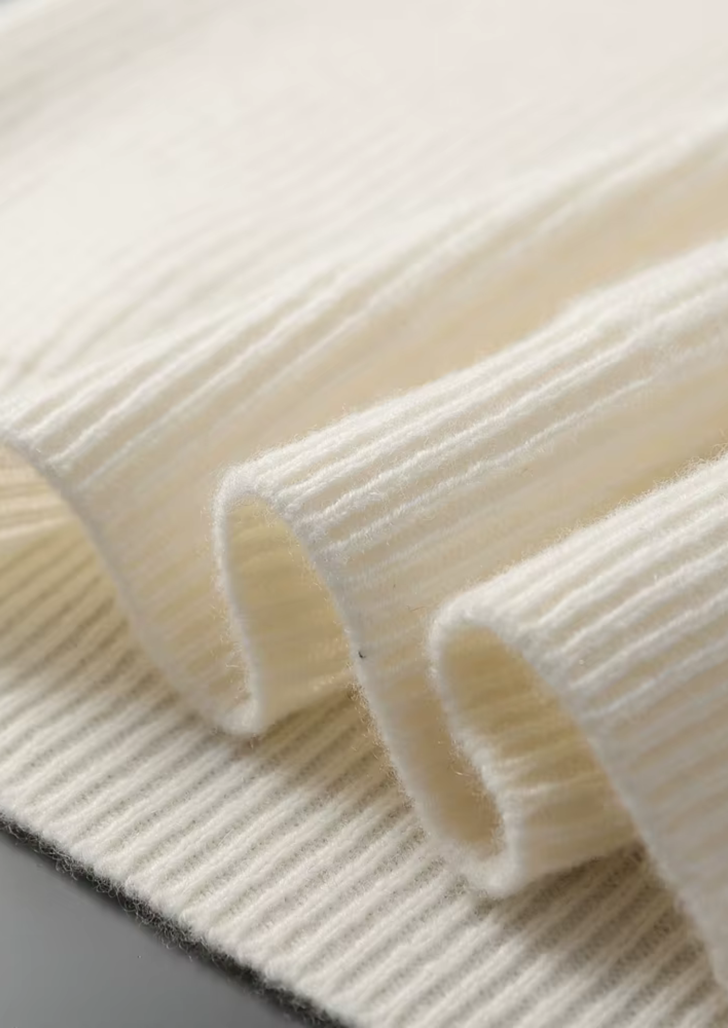 PREMIUM CASHMERE RIBBED V-NECK SWEATER